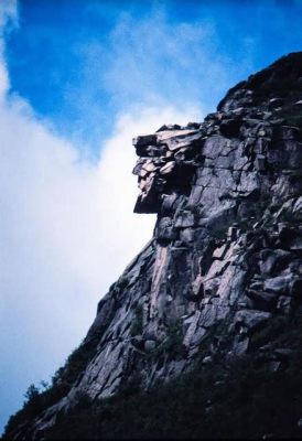 The Old Man of the Mountain - Portrait d'une Figure Mythique aux Traits Émouvants et au Regard Perçant!