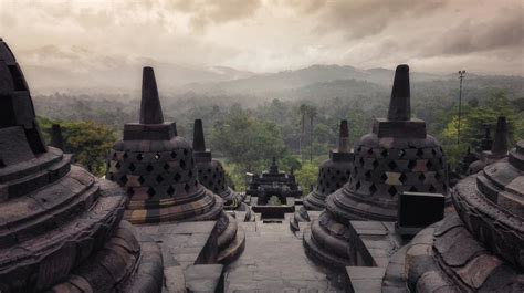  Le Temple de Borobudur: Une Ascension Spirituelle à Travers des Sculptures Monumentales!