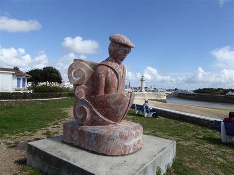  La Croix de Saint-Gilles ? Un Monument à la Foi et à l'Orfèvrerie Carolingienne !