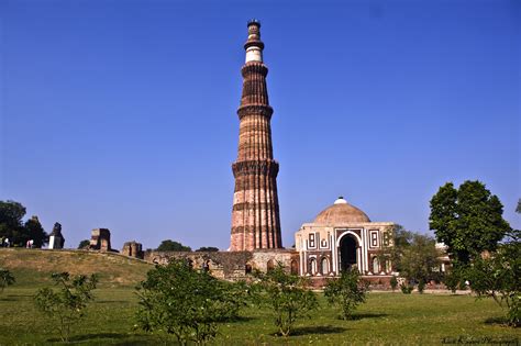 La Qutub Minar: Une Oeuvre Monumentale de Pierre et d'Histoire en Ascension!