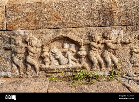  Le Relief de la Reine Maya : Un Testament Sculpté à la Piété et au Pouvoir Divin