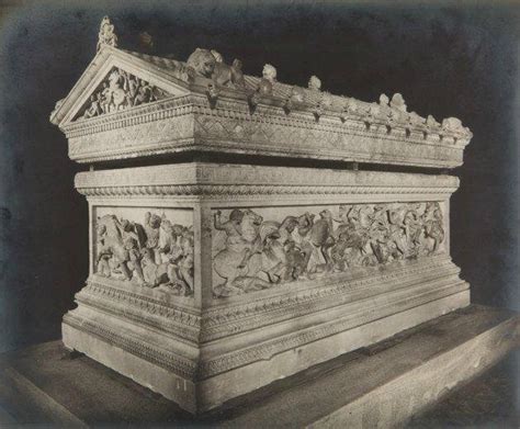 Le Sarcophage d'Halictus : Une Exploration Sculpturale de la Vie Après la Mort !