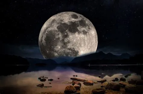  Lune de Nuit sur la Rivière Célestine!  Un Portrait Intimiste en Or et Sodalite